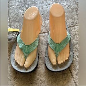 Women's Merrell Vibram mega grips sandals blue size 6